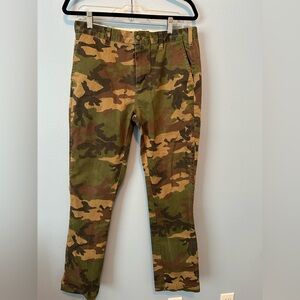 Like New obey brand men’s size 32/30 camouflage pants with pockets